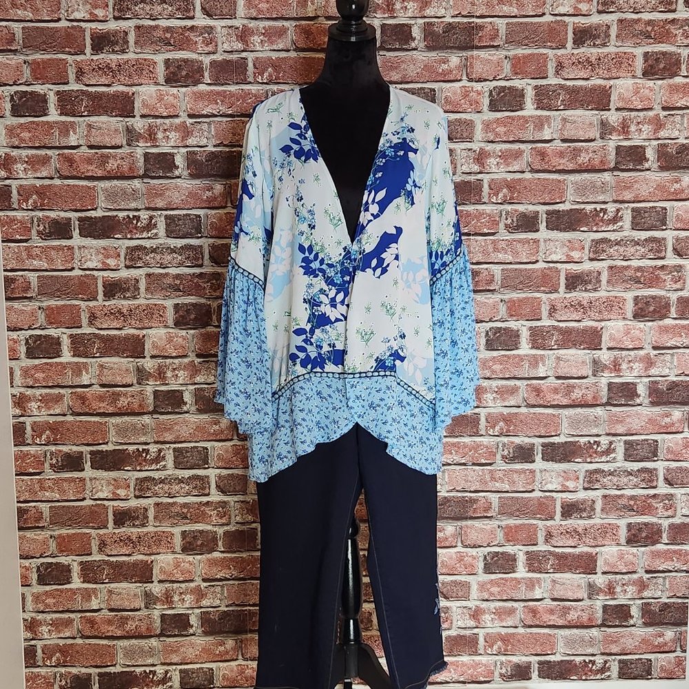 $20/both!Pioneer Woman pull-on embroidered capri pant with Flounce sleeve kimono